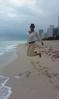Saltando en la playa
